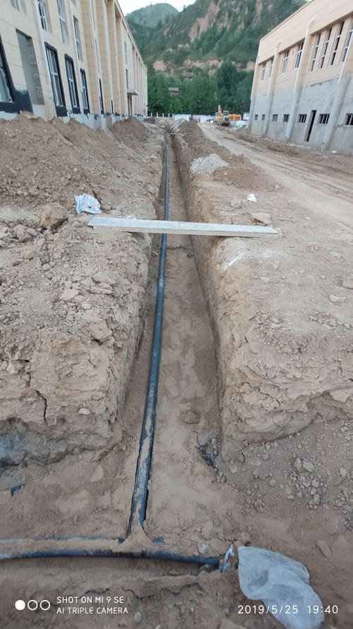 给水管线(沉淀池南侧)管道铺设施工